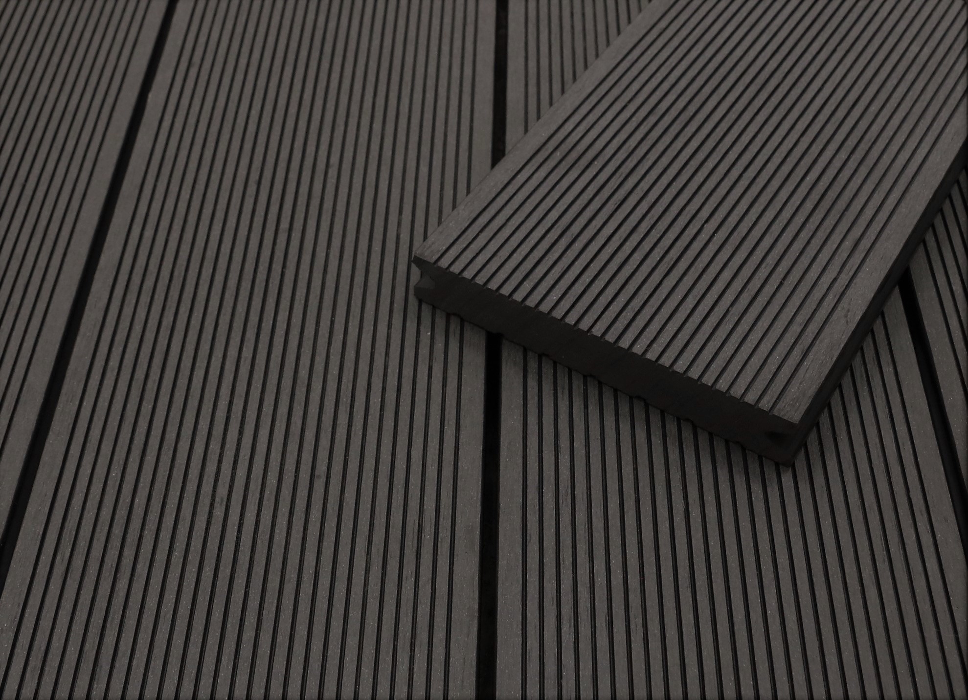 WPC Terrassendielen Vollprofil, dunkelgrau, fein gerillt, massiv, 22 x 143 bis 4800 mm für 8,95 €/lfm