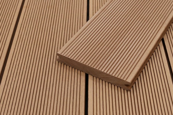 WPC Terrassendielen massiv, hellbraun, fein gerillt, 22 x 143 bis 4800 mm, Vollprofil für 9,99 €/lfm